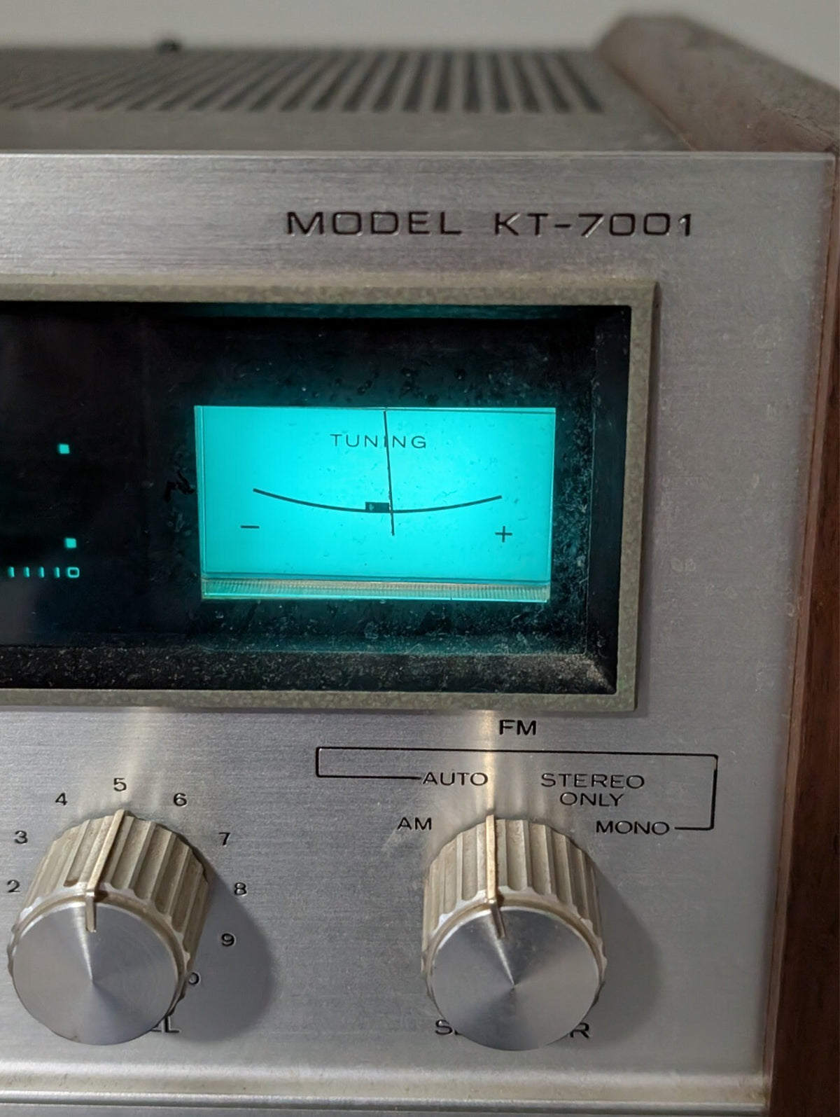 Kenwood KT-7001 AM FM Stereo Tuner Solid State Wood Case Audio HiFi 1970s