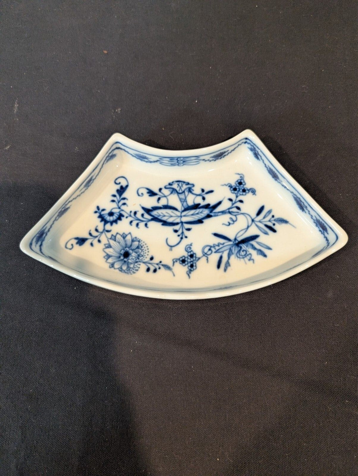 Meissen Blue Onion 5-Piece Crescent Serving Set – Crossed Swords Mark