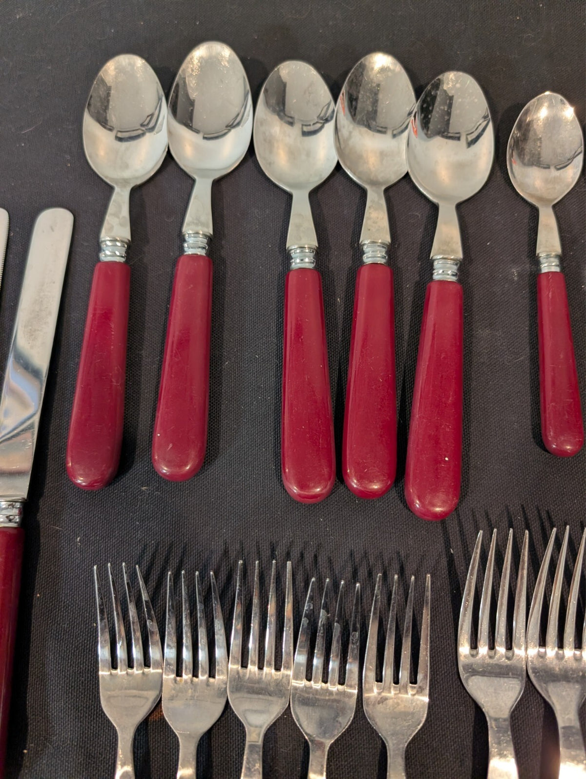 Ginkgo GIK3 Burgundy Handle 18/8 Stainless Flatware Korea 25 Pc Service for 5