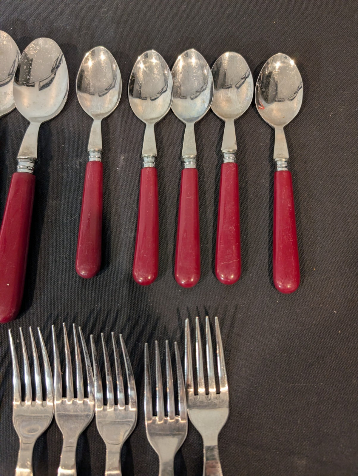 Ginkgo GIK3 Burgundy Handle 18/8 Stainless Flatware Korea 25 Pc Service for 5