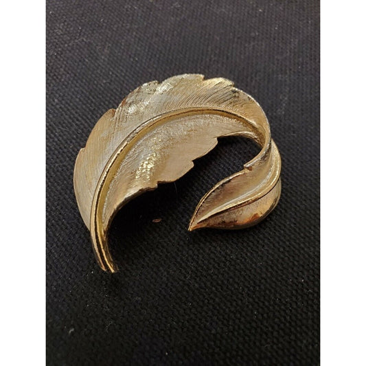 Vintage Signed Lisa Costume Jewelry Leaf - Gold Tone Brooch/Pin