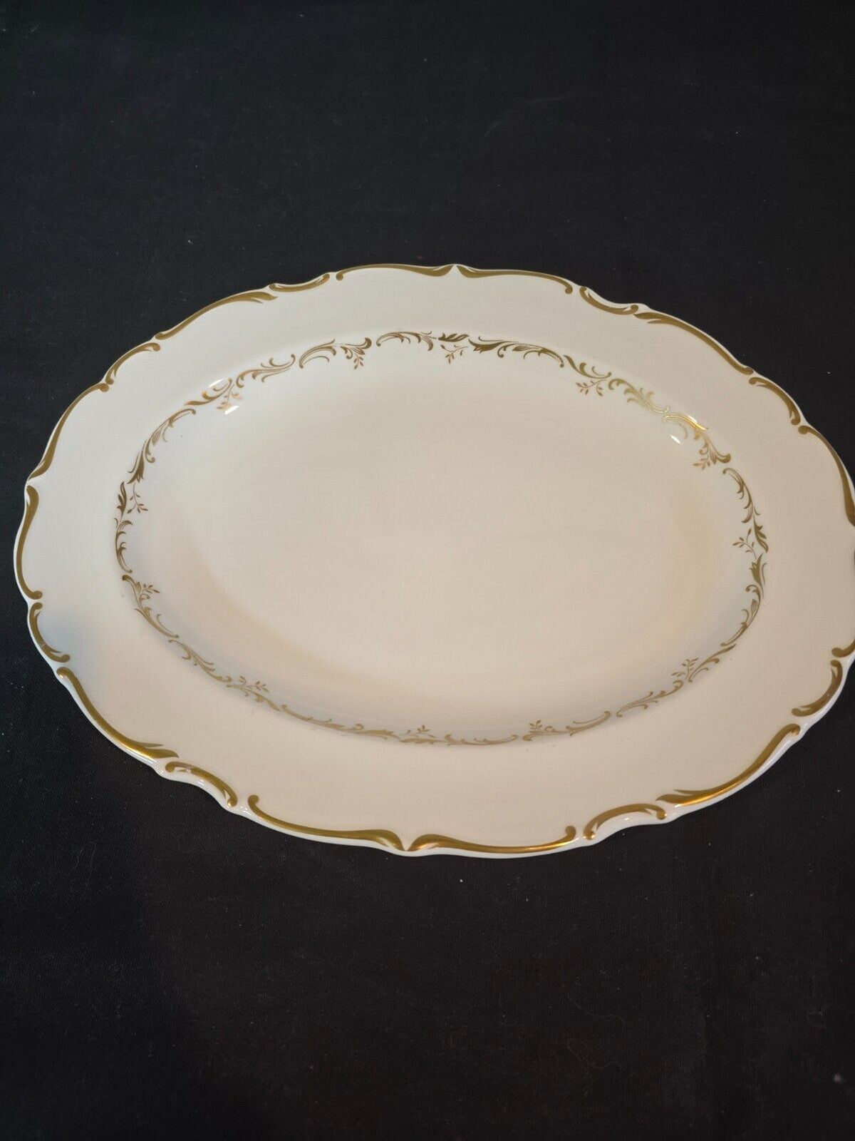 Royal Doulton Richelieu White/Gold 13-5/8" Oval Serving Platter H4957