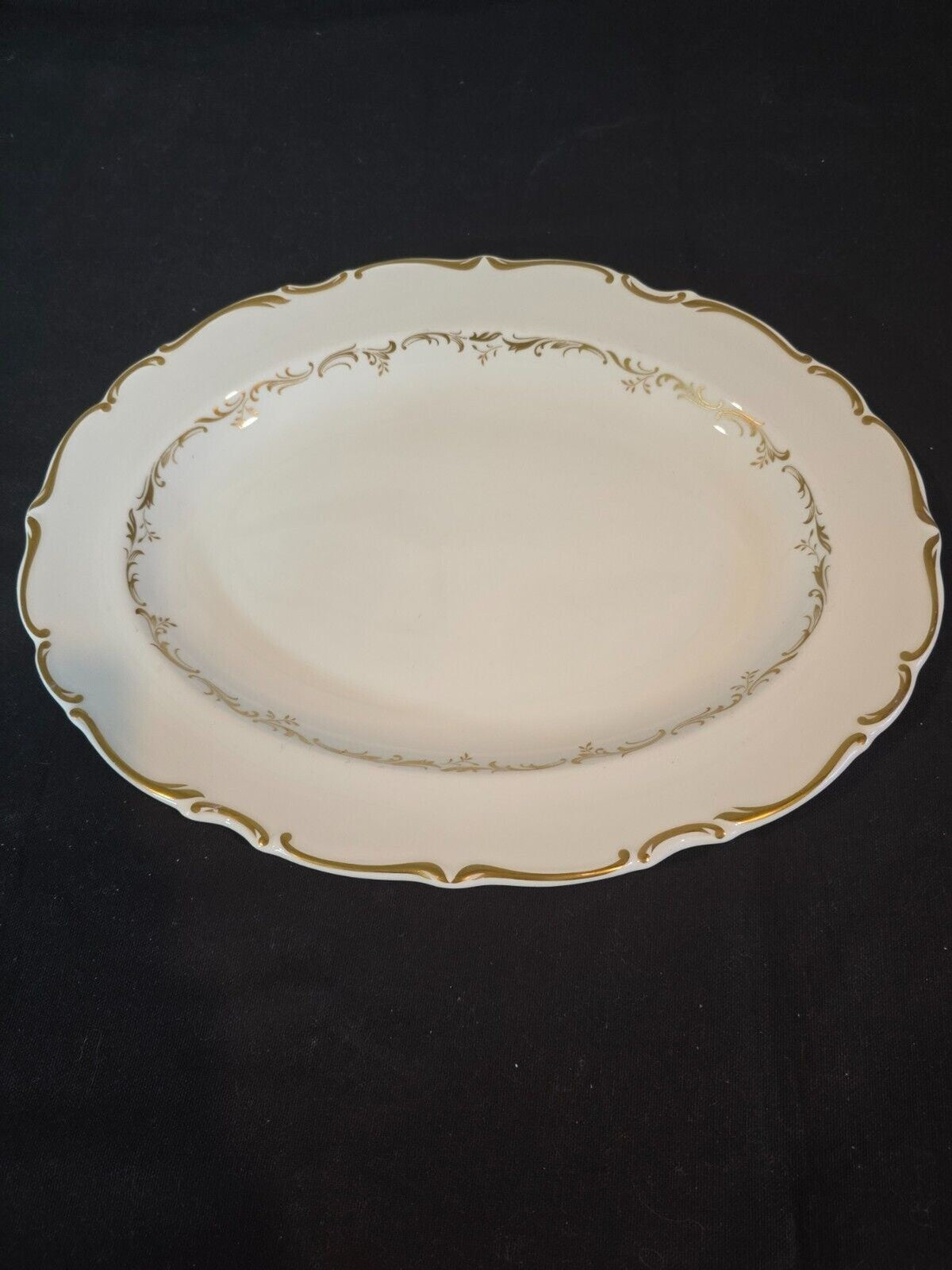 Royal Doulton Richelieu White/Gold 13-5/8" Oval Serving Platter H4957