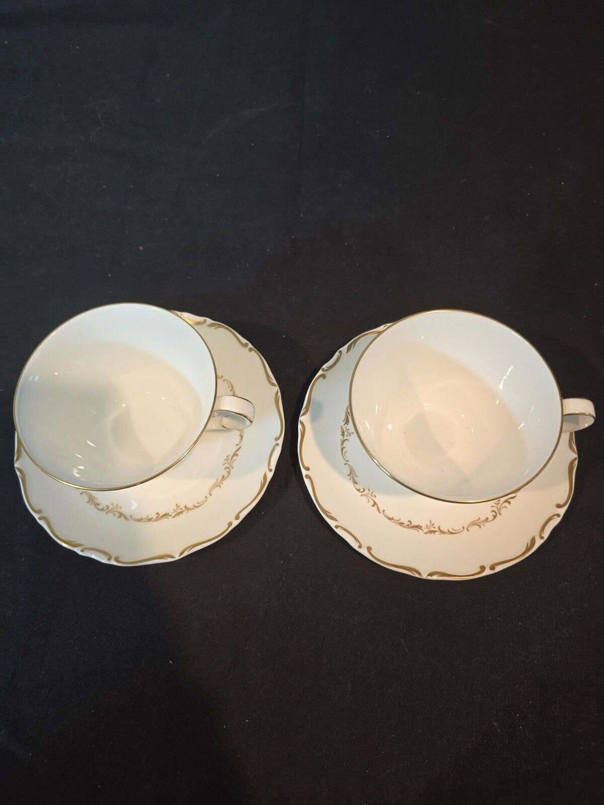 Set of 4 Royal Doulton Richelieu White/Gold Cup & Saucers H4957