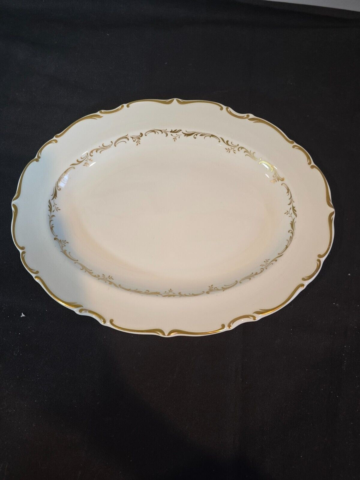 Royal Doulton Richelieu White/Gold 13-5/8" Oval Serving Platter H4957