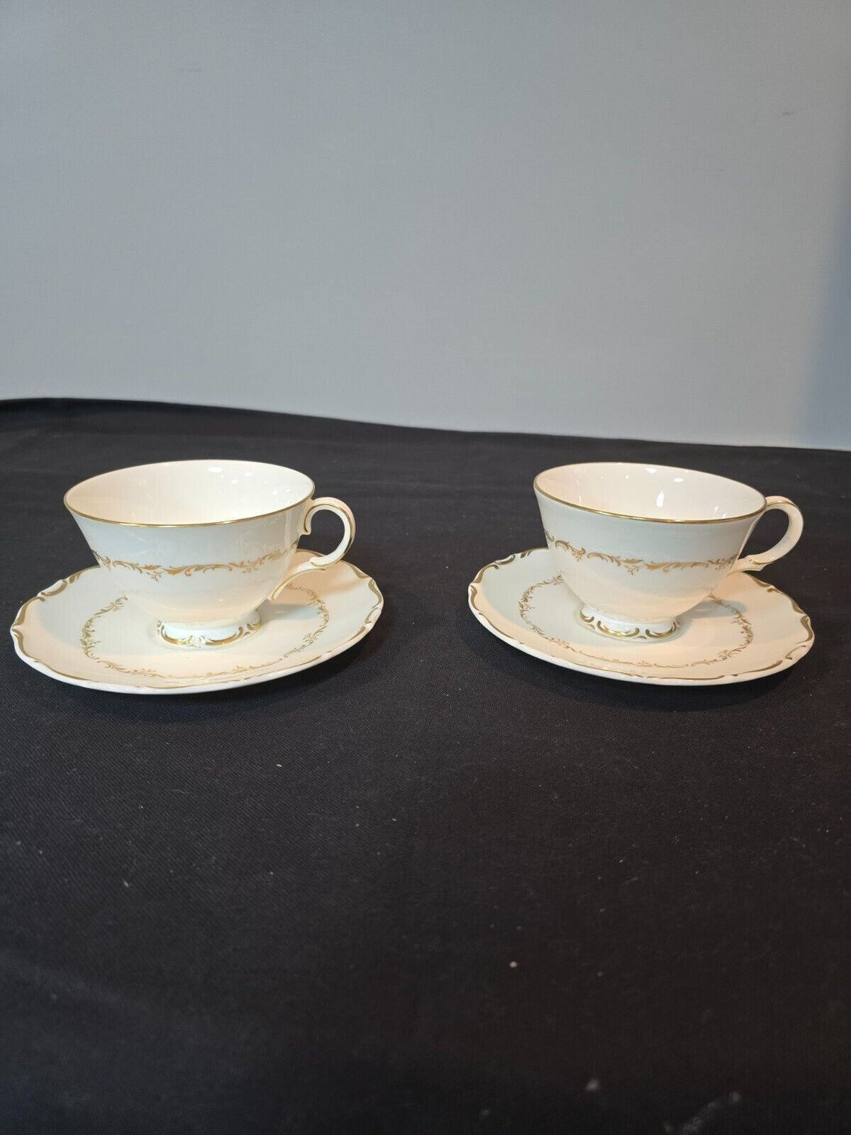 Set of 4 Royal Doulton Richelieu White/Gold Cup & Saucers H4957