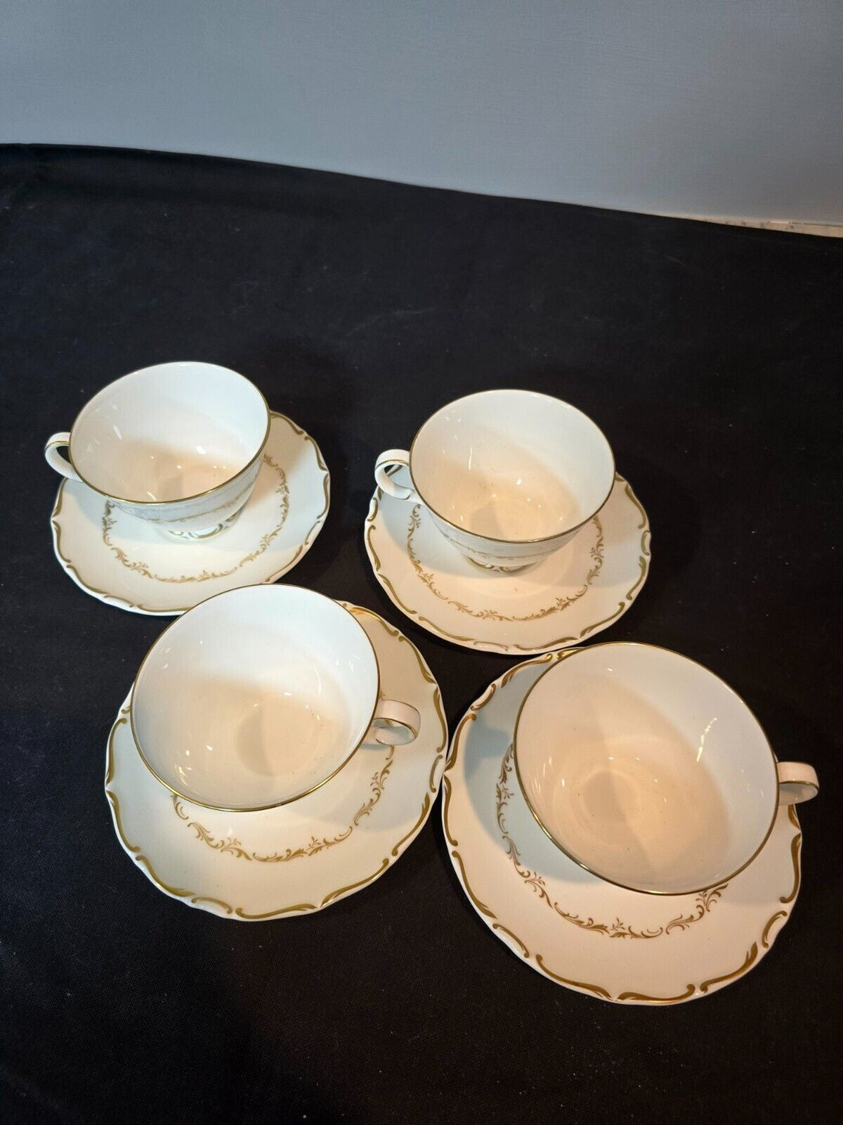 Set of 4 Royal Doulton Richelieu White/Gold Cup & Saucers H4957