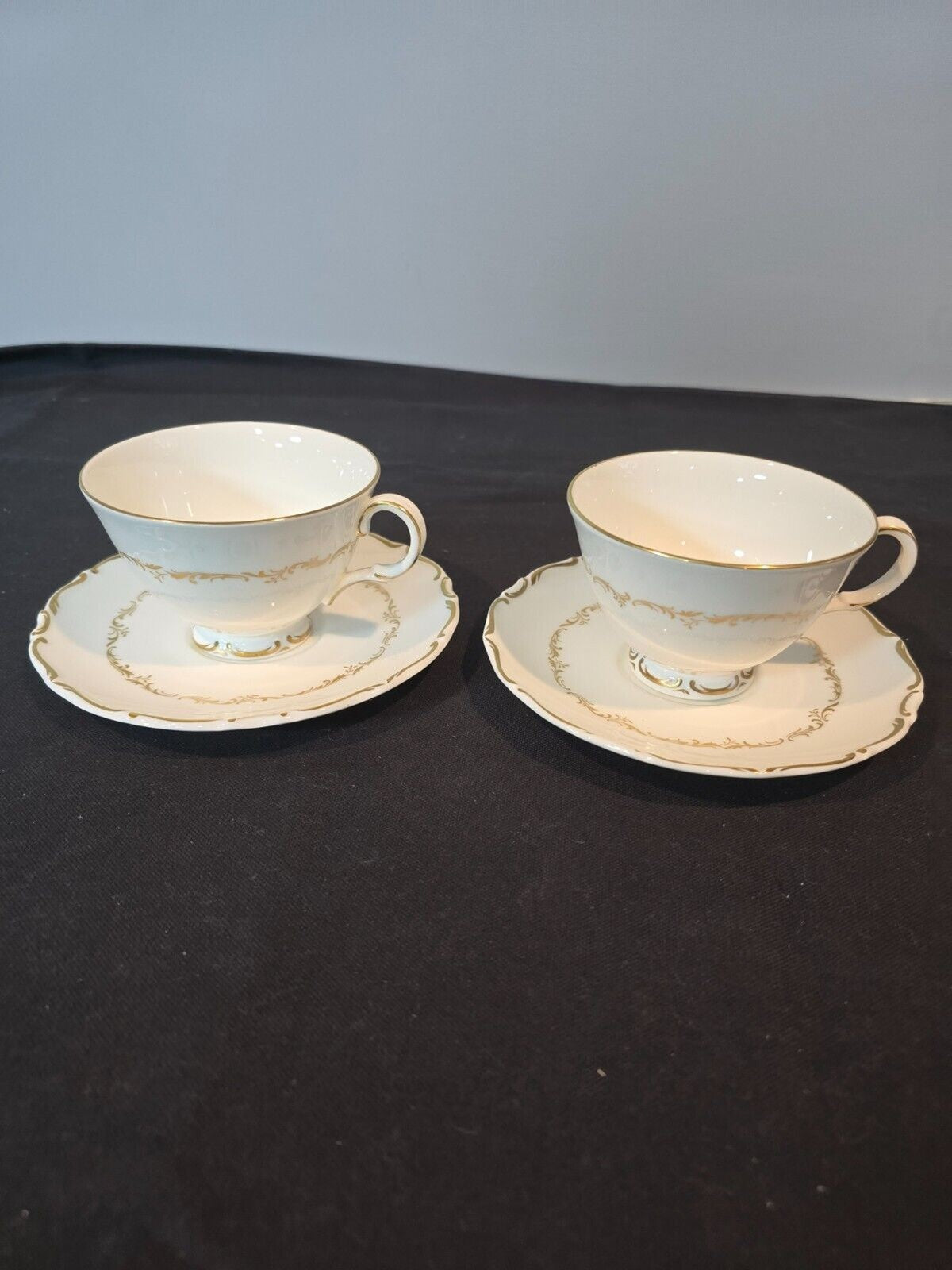 Set of 4 Royal Doulton Richelieu White/Gold Cup & Saucers H4957