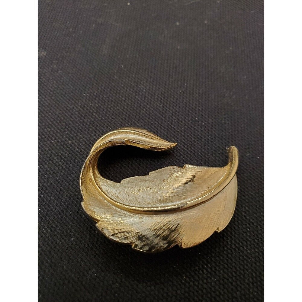 Vintage Signed Lisa Costume Jewelry Leaf - Gold Tone Brooch/Pin