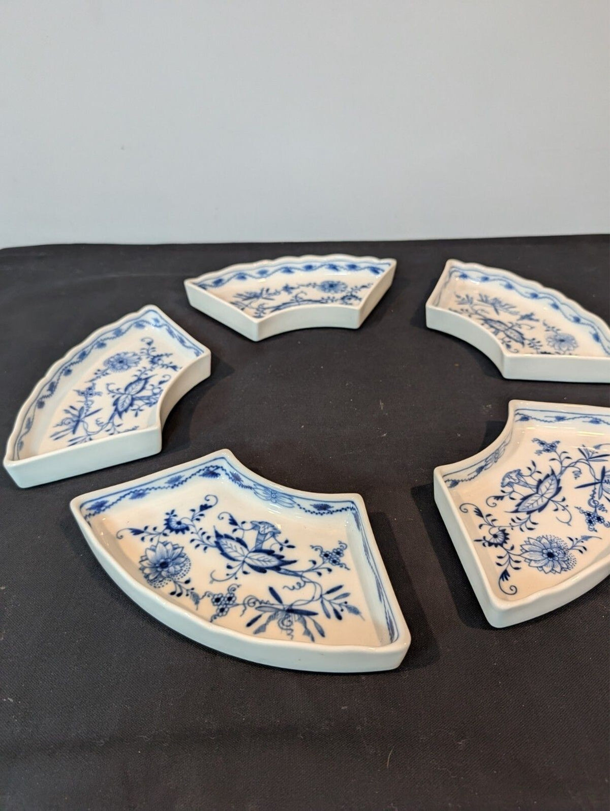 Meissen Blue Onion 5-Piece Crescent Serving Set – Crossed Swords Mark