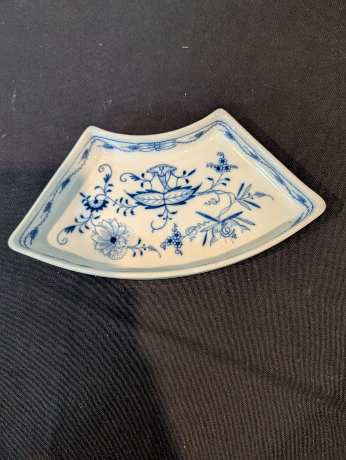 Meissen Blue Onion 5-Piece Crescent Serving Set – Crossed Swords Mark