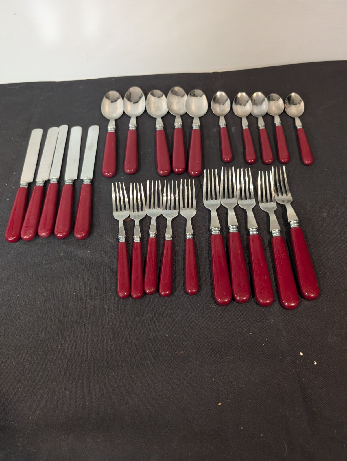 Ginkgo GIK3 Burgundy Handle 18/8 Stainless Flatware Korea 25 Pc Service for 5