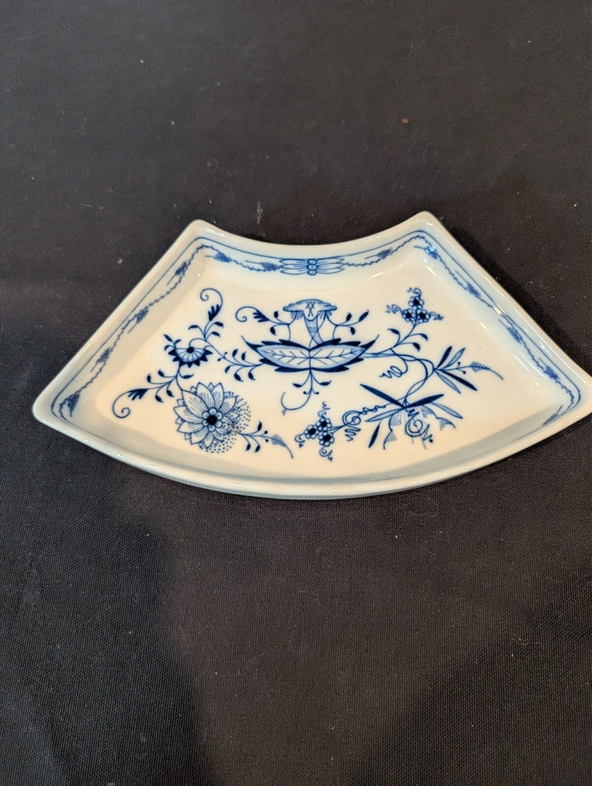 Meissen Blue Onion 5-Piece Crescent Serving Set – Crossed Swords Mark